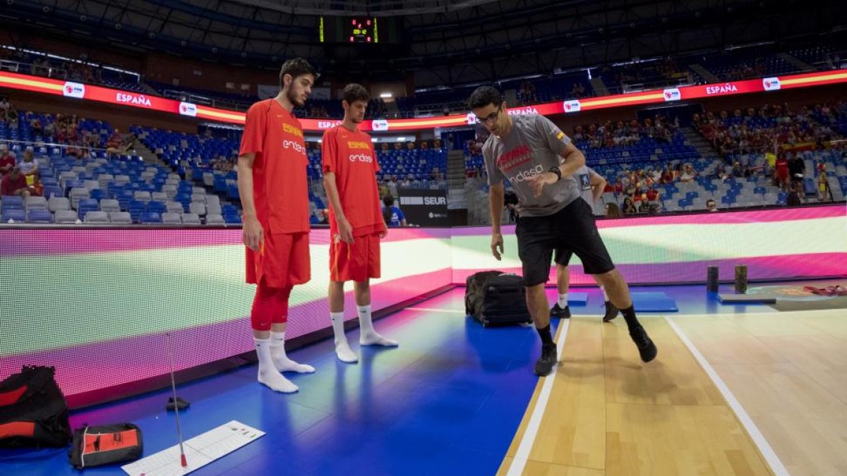 Javi Bello, trabajando con dos jugadores de la selección española absoluta.-FEB