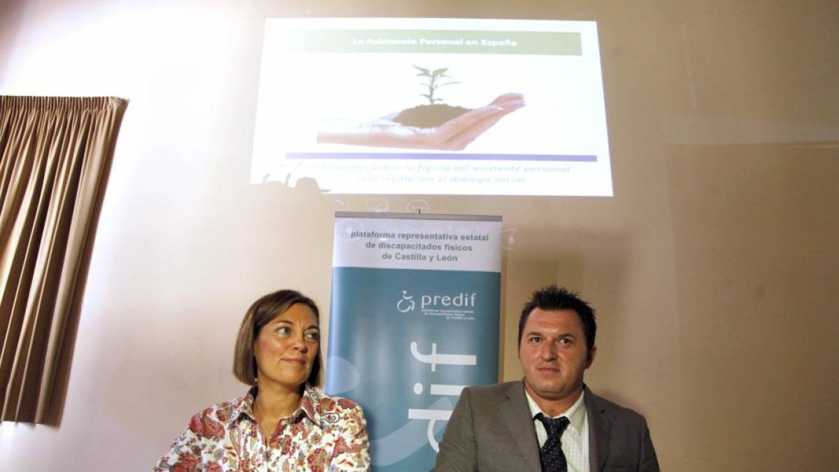 La consejera de Familia e Igualdad de Oportunidades, Milagros Marcos, inaugura la jornada 'Asistencia personal: una prestación para la autonomía de las personas con discapacidad', organizada por Predif Castilla y León junto al presidente de Aspaym, Franci-Ical