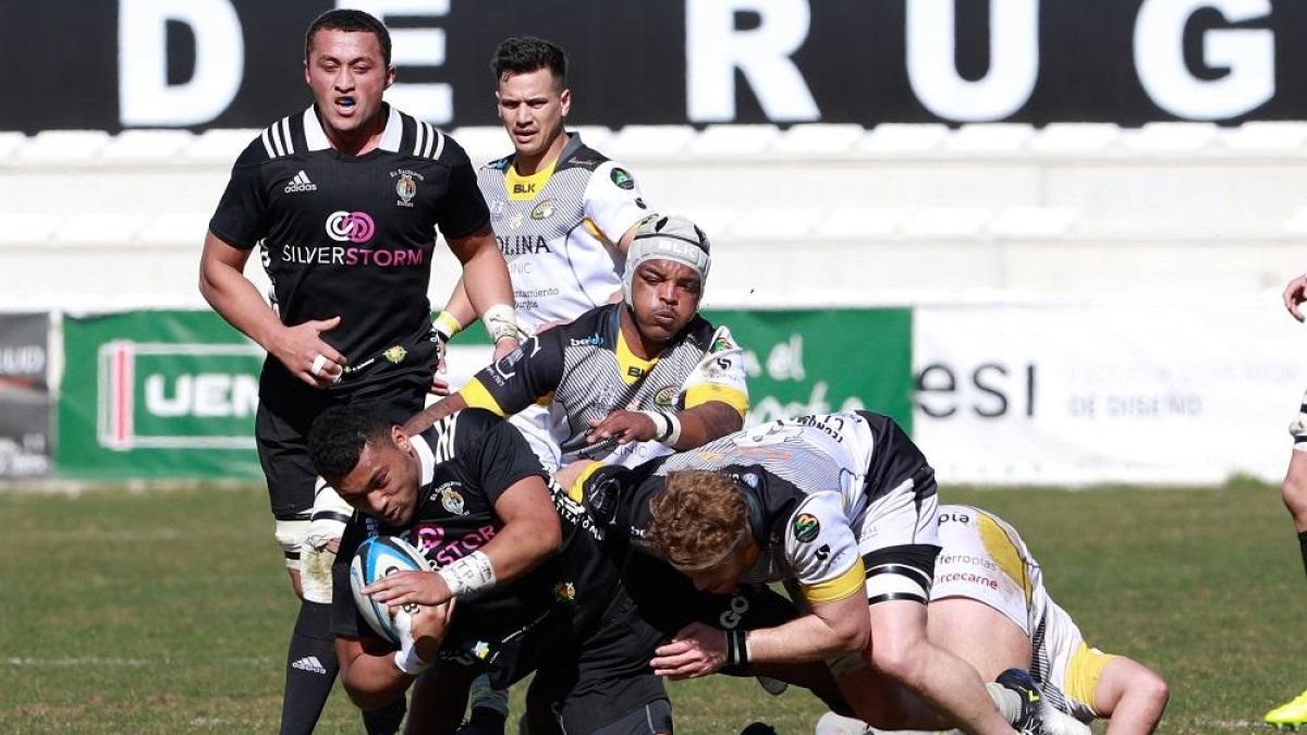 Walter Fifita es derribad por los rivales delUBU ante la mirada de Sione Teu.-J. M. LOSTAU