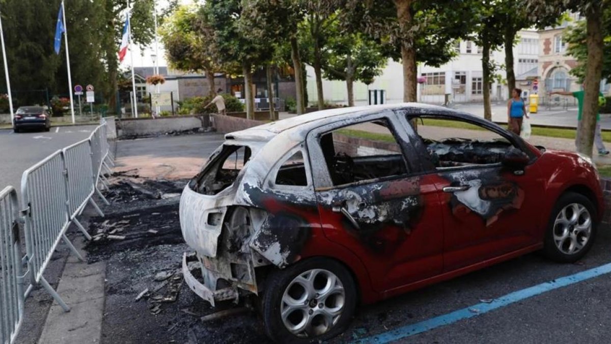 Coche quemados después de la segunda noche de altercados por la muerte de un joven en Val d'Oise, suburbio en el norte de París.-THOMAS SAMSON / AFP