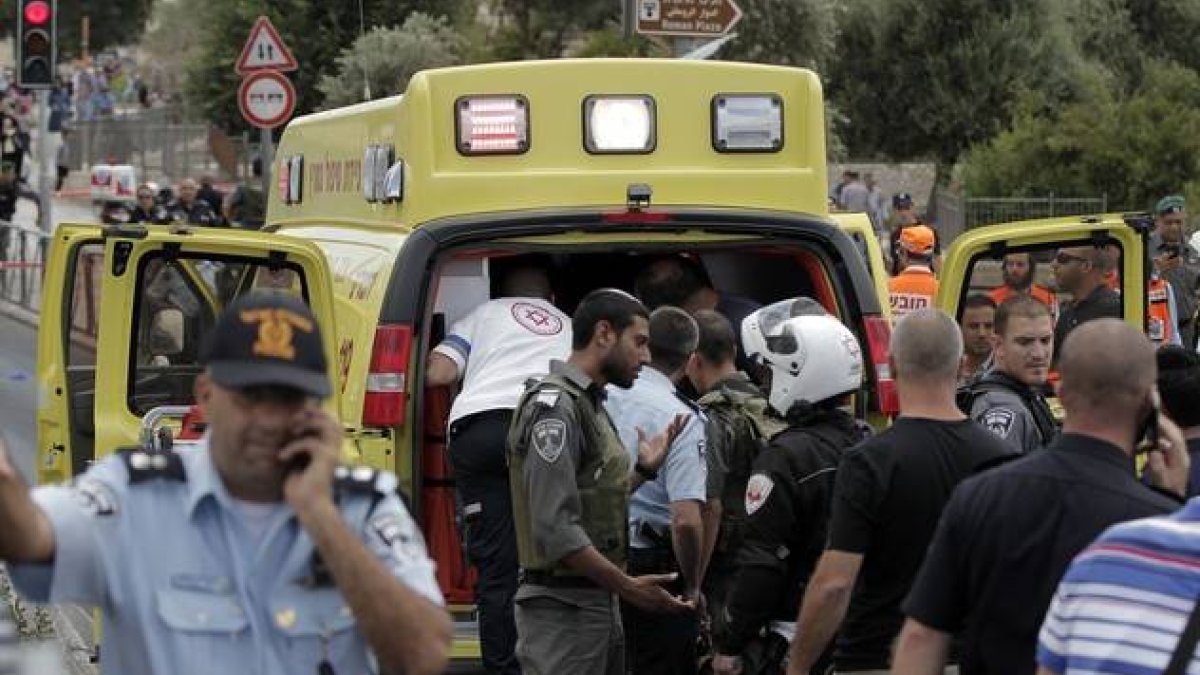 Un equipo de emergencias médicas en la Puerta de Damasco este domingo.-Foto: AFP / AHMAD GHARABLI