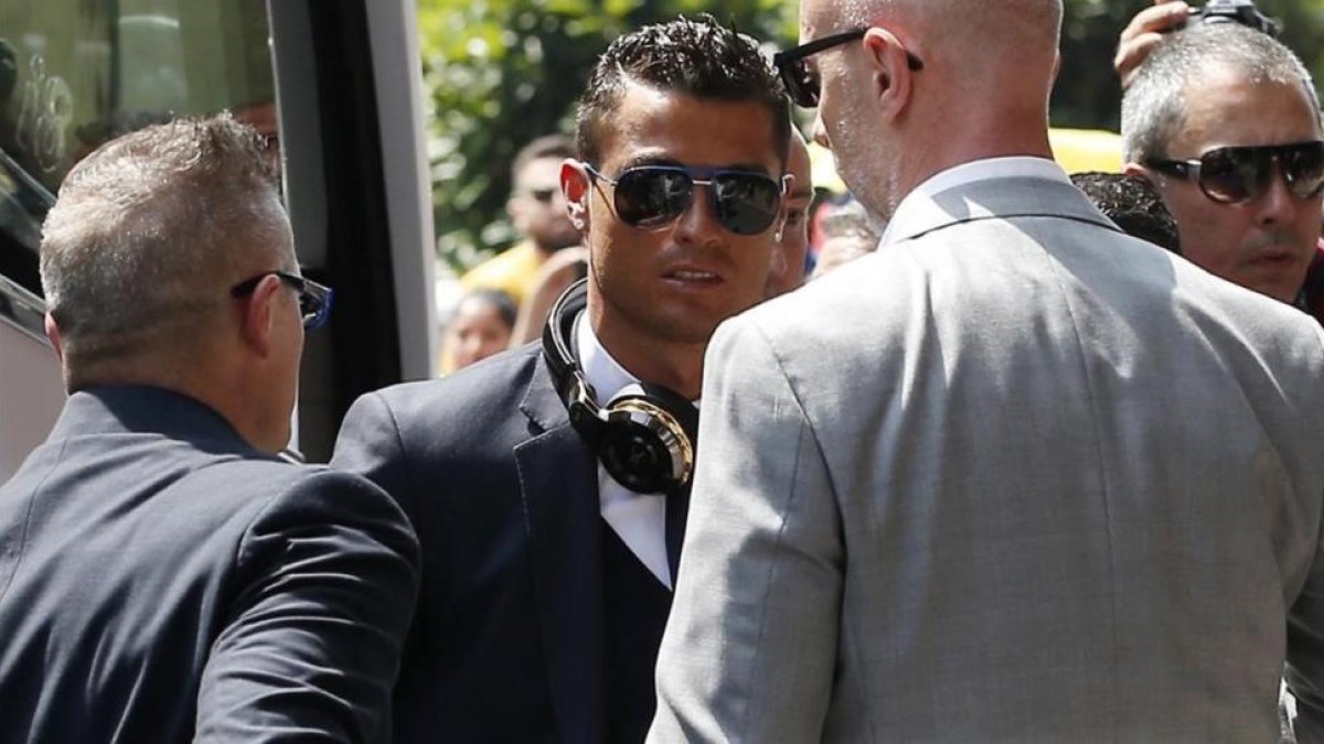 Cristiano Ronaldo, a la llegada del Madrid, este viernes, a Milán.-AP / ANTONIO CALANNI