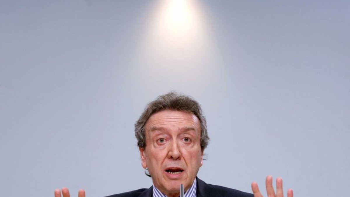 El consejero de la Presidencia y portavoz, José Antonio de Santiago-Juárez, comparece en rueda de prensa posterior al Consejo de Gobierno-Ical