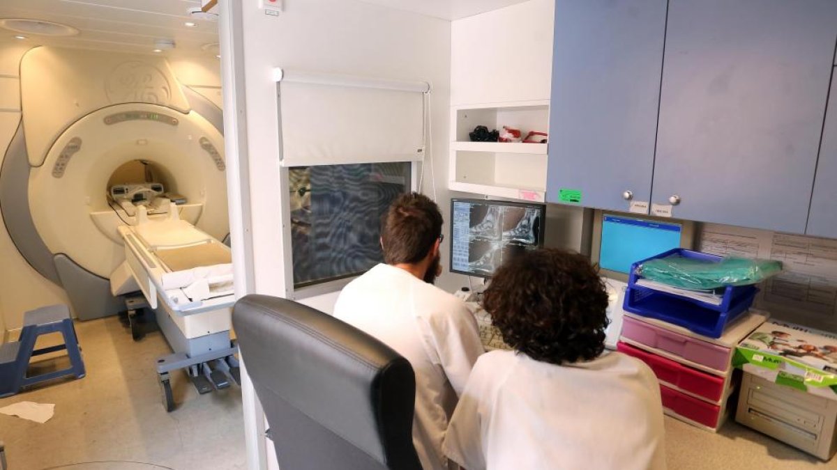 Máquina de resonancia móvil para los pacientes del Hospital Clínico de Valladolid.-ICAL