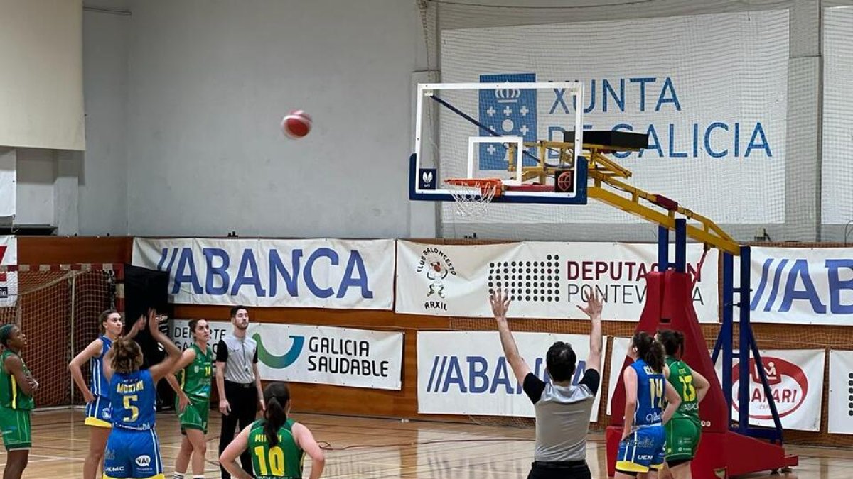 Tiros libros de Ponce en su visita al Arxil. / E. M.
