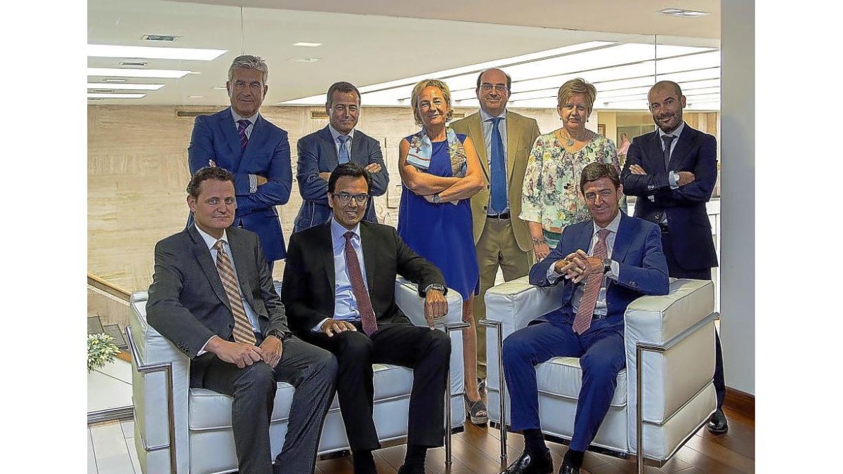 María Luisa Lombardero (c.), con el equipo directivo de España Duero.-ICAL