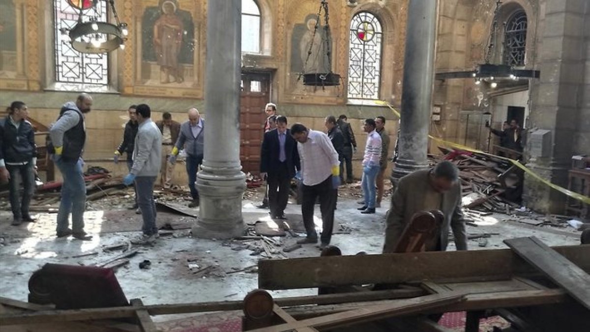 2016: Atentado en la catedral de San Marcos de El Cairo.-AP