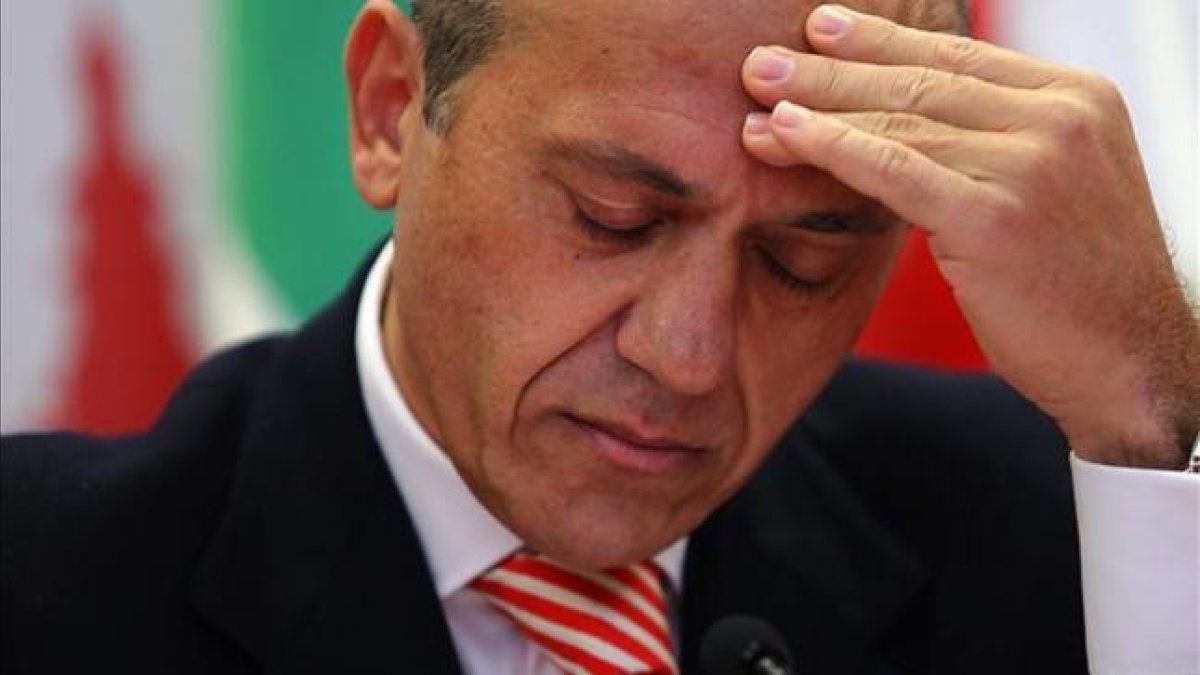 Del Nido, en su despedida de la presidencia del Sevilla.-AFP / GOGO LOBATO