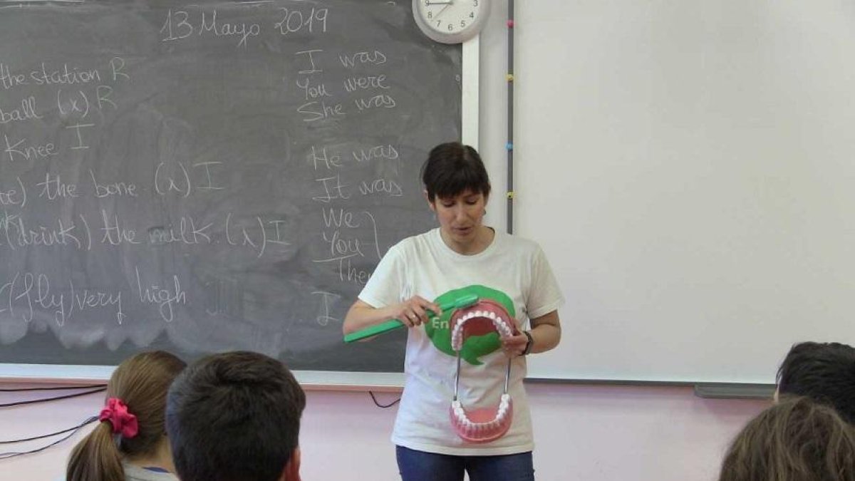 Una de las enfermeras imparte el taller de higiene bucodental a los alumnos del CEIP María Montessori.-SATSE