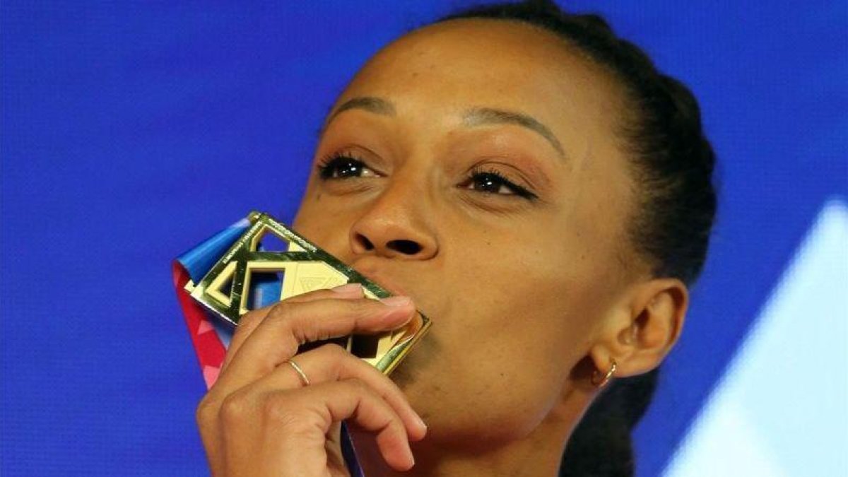 Peleteiro besa la medalla de oro que logró en Glasgow.-EFE / ROBERT PERRY