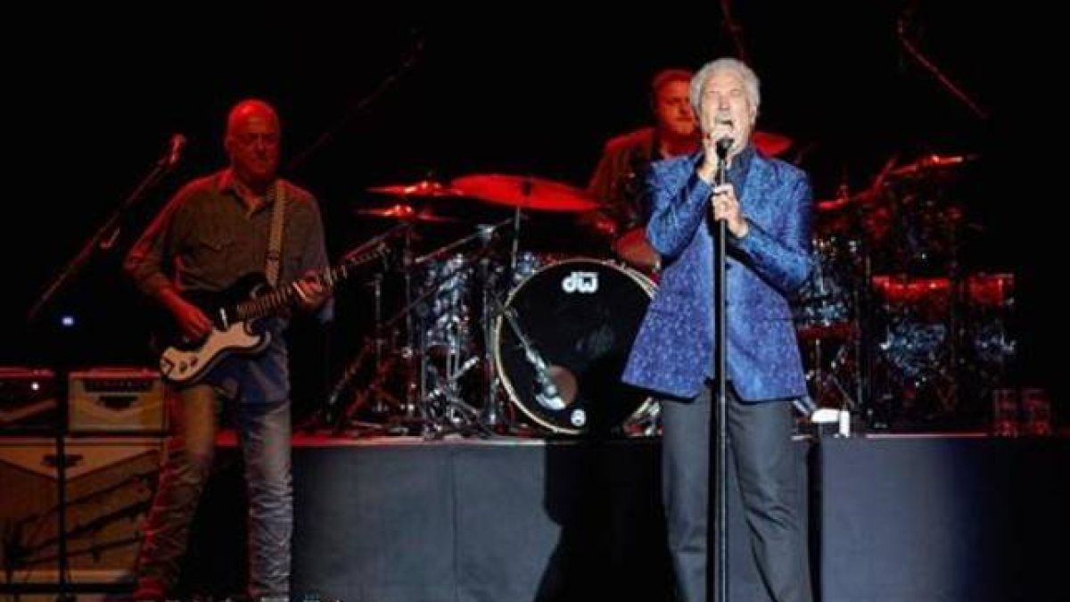 Tom Jones, durante un concierto en Peralada.-Foto: TOTI FERRER