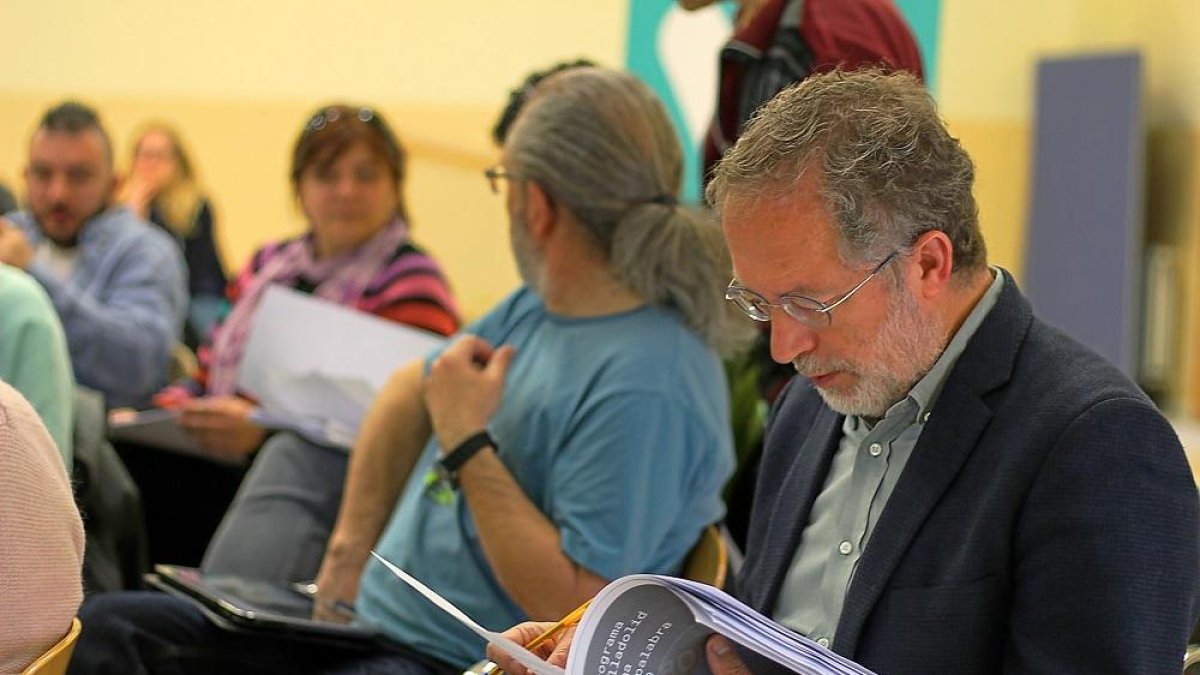 Manuel Saravia, durante la asamblea celebrada para elaborar el programa .-E. M.