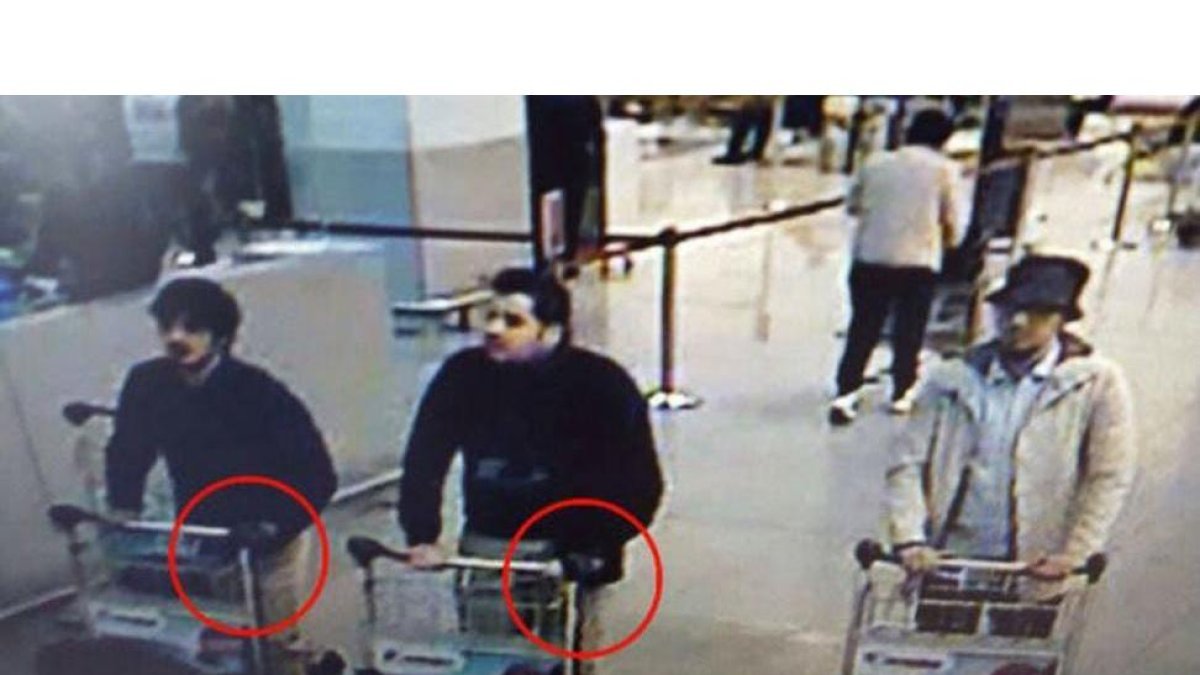 Los hermanos Khalid y Brahim El Bakraoui, identificados como autores del ataque al aeropuerto. A la derecha, el tercer sospechoso.-