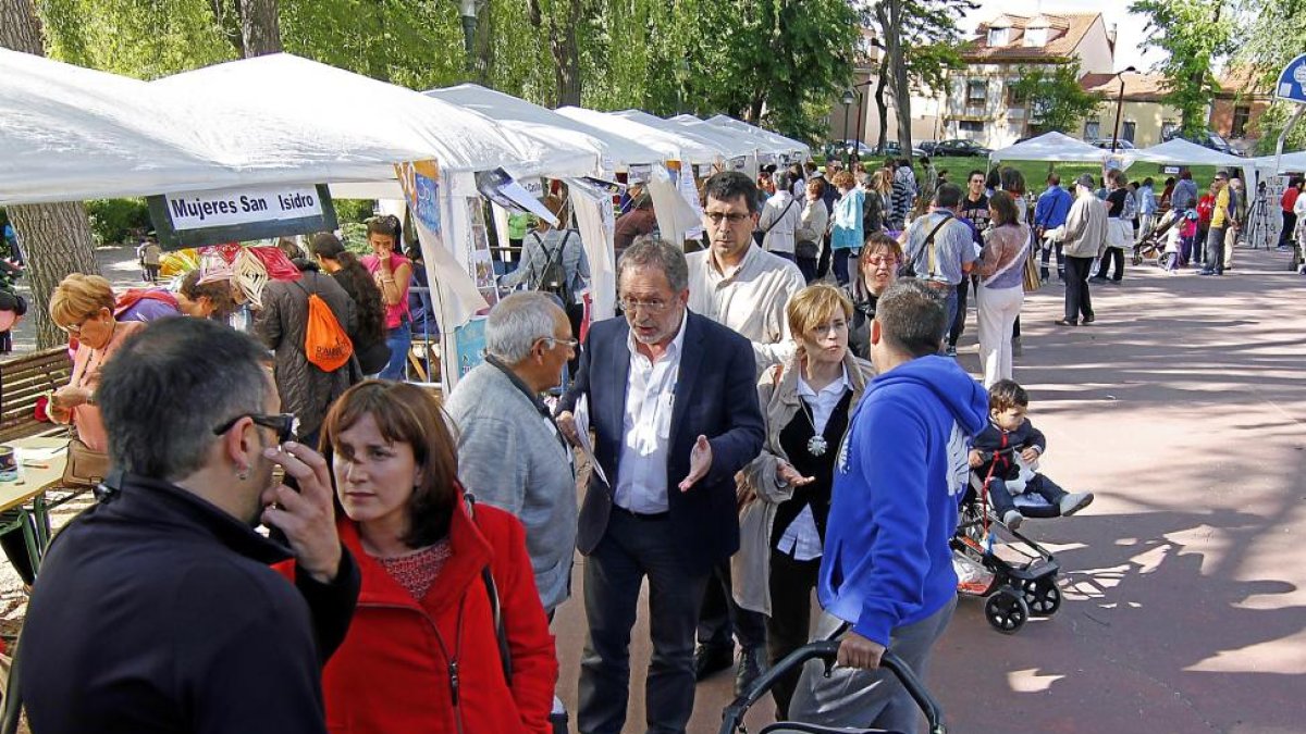 Los concejales de Valladolid Toma la Palabra en la Feria del Asociacionismo en Pajarillos-J. M. LOSTAU