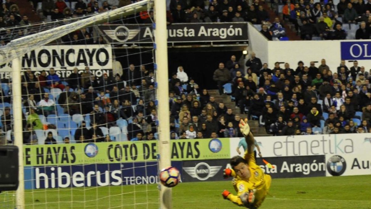 Becerra se lanza junto al poste en el partido frente al Zaragoza disputado en La Romareda-PHOTO-DEPORTE
