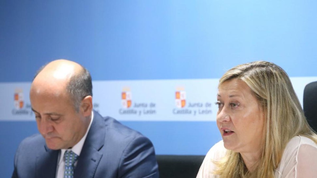 La consejera de Economía y Hacienda, Pilar del Olmo, y el director general de Presupuestos y Estadística, José Armando Baeta, presentan los datos de la contabilidad regional del segundo trimestre de 2016.-ICAL