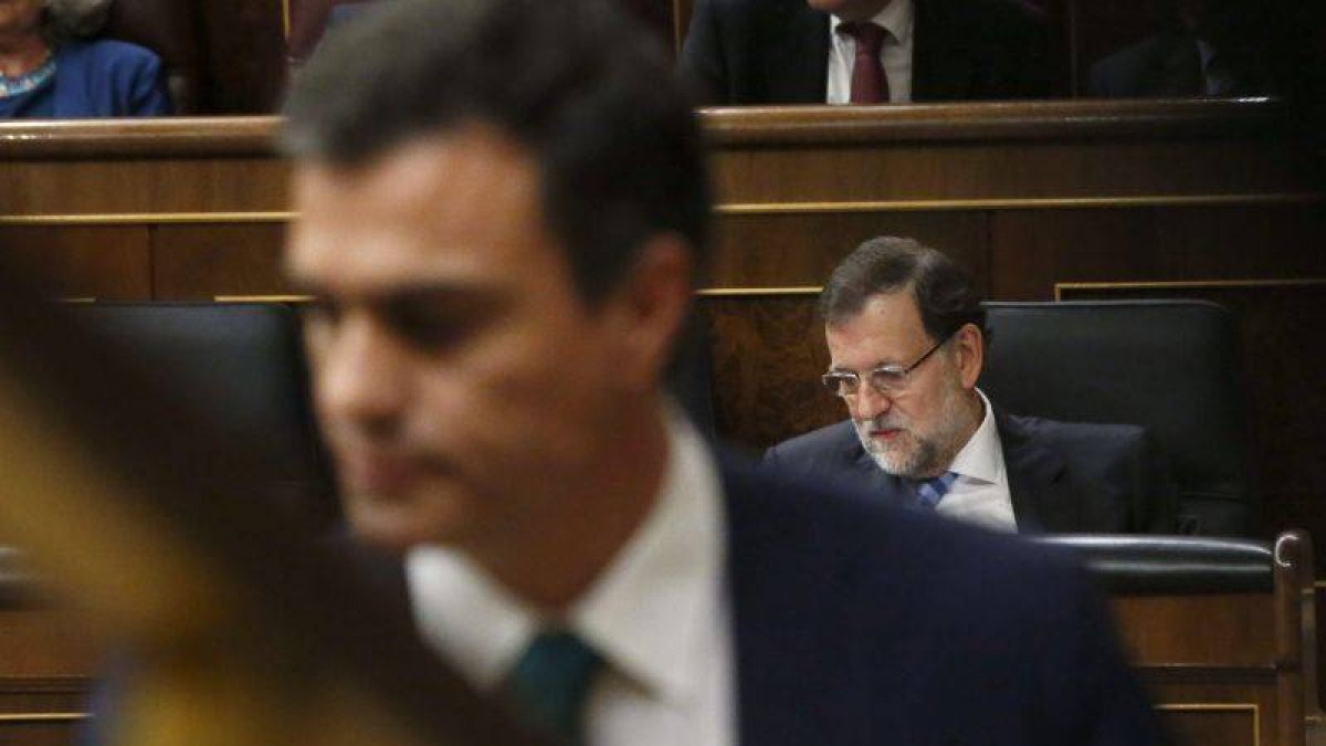 El secretario general del PSOE, Pedro Sánchez (i), tras su intervención ante el Congreso de los Diputados, donde el presidente del Gobierno, Mariano Rajoy (d), ha informado de las conclusiones del Consejo Europeo celebrado la pasada semana en Bruselas.-Foto: EFE