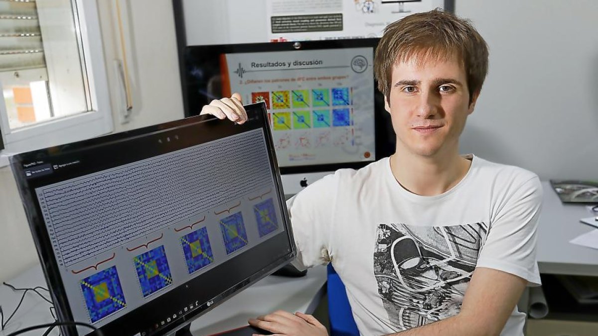 El estudiante de doctorado Pablo Núñez en las instalaciones de la Escuela de Telecomunicaciones de la Universidad de Valladolid.-J. M. LOSTAU