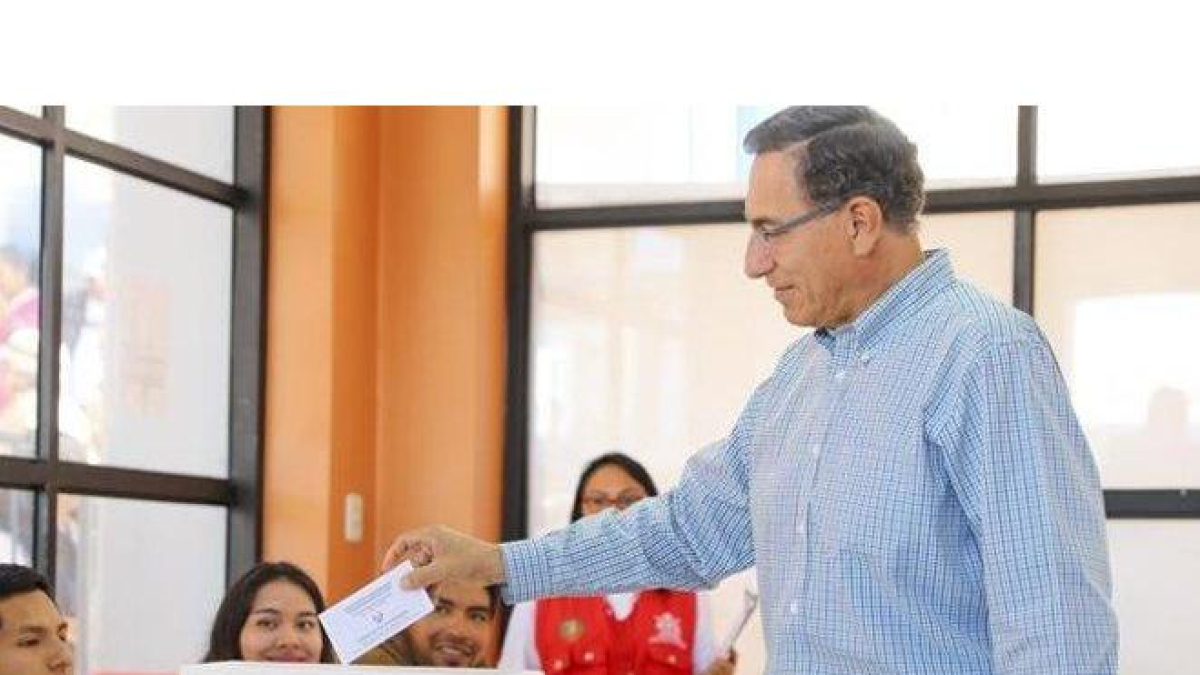El presidente peruano, Martín Vizcarra, en el momento de depositar su voto en las legislativas.-