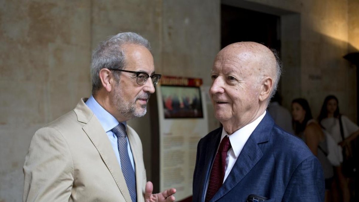 El escritor y Premio Cervantes Jorge Edwards inaugura la 53ª edición de los Cursos Internacionales de Lengua y Cultura Españolas. En la imagen junto al rector de la Universidad, Daniel Hernández Ruipérez.-ICAL