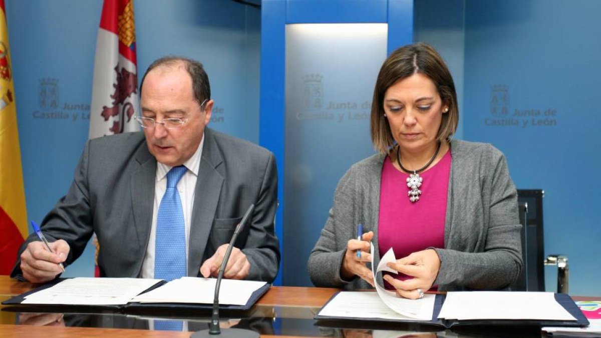La consejera de Familia e Igualdad de Oportunidades, Milagros Marcos, firma un convenio de colaboración con el presidente del Grupo Matarromera, Carlos Moro-Ical