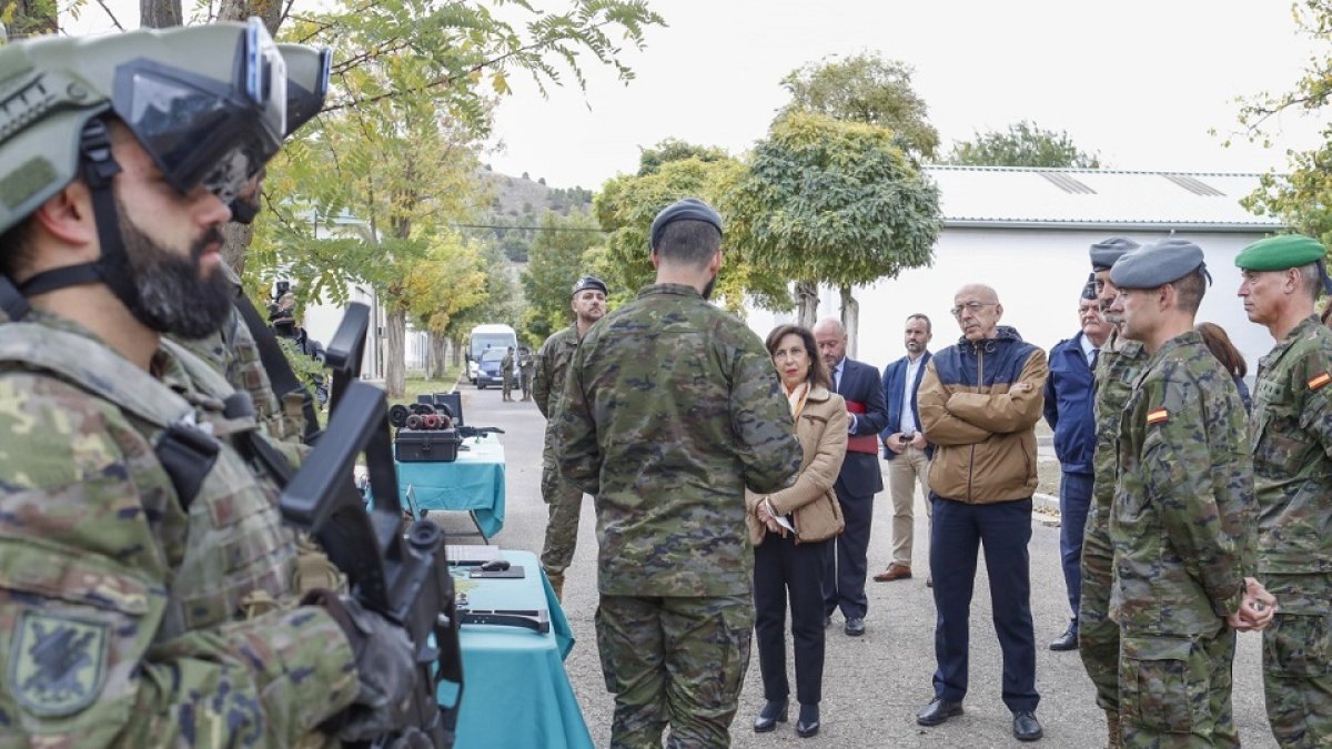 La ministra atiende las explicaciones de los militares de la base. E.M.
