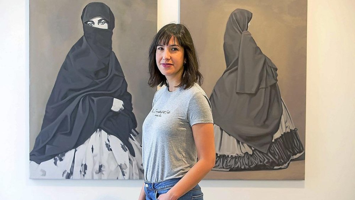 Cristina Toledo junto a una de sus ‘tapadas limeñas’, en la Galería Javier Silva.-PABLO REQUEJO - PHOTOGENIC