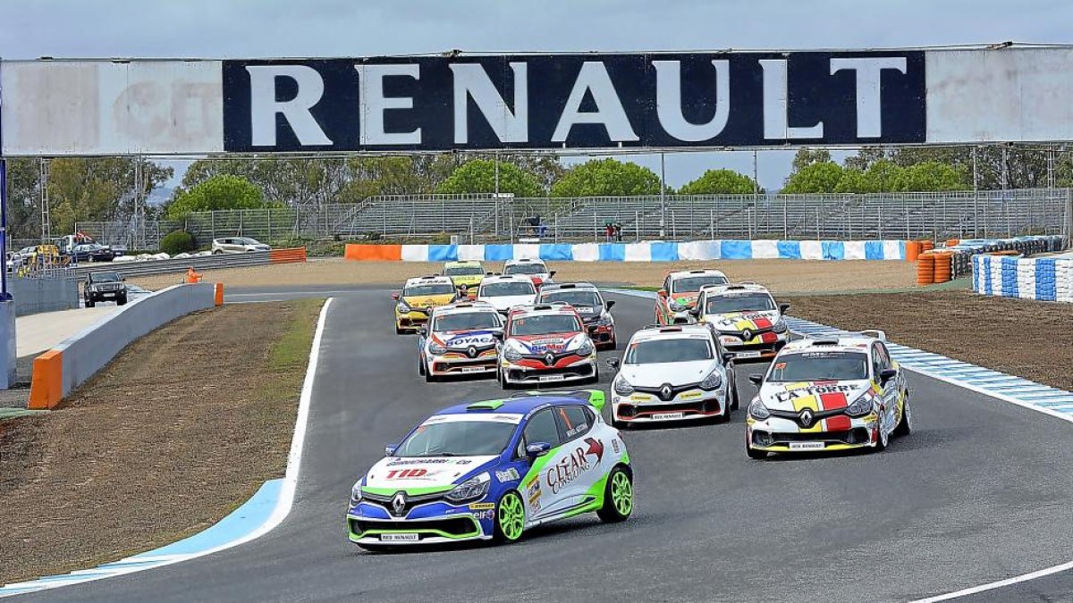 Varios coches durante una de las pruebas correspondiente a la competición de la Clio Cup.-EL MUNDO