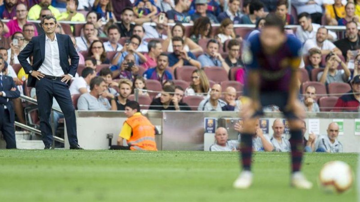 Valverde observa desde lejos a Messi durante el Barça-Huesca.-JORDI COTRINA