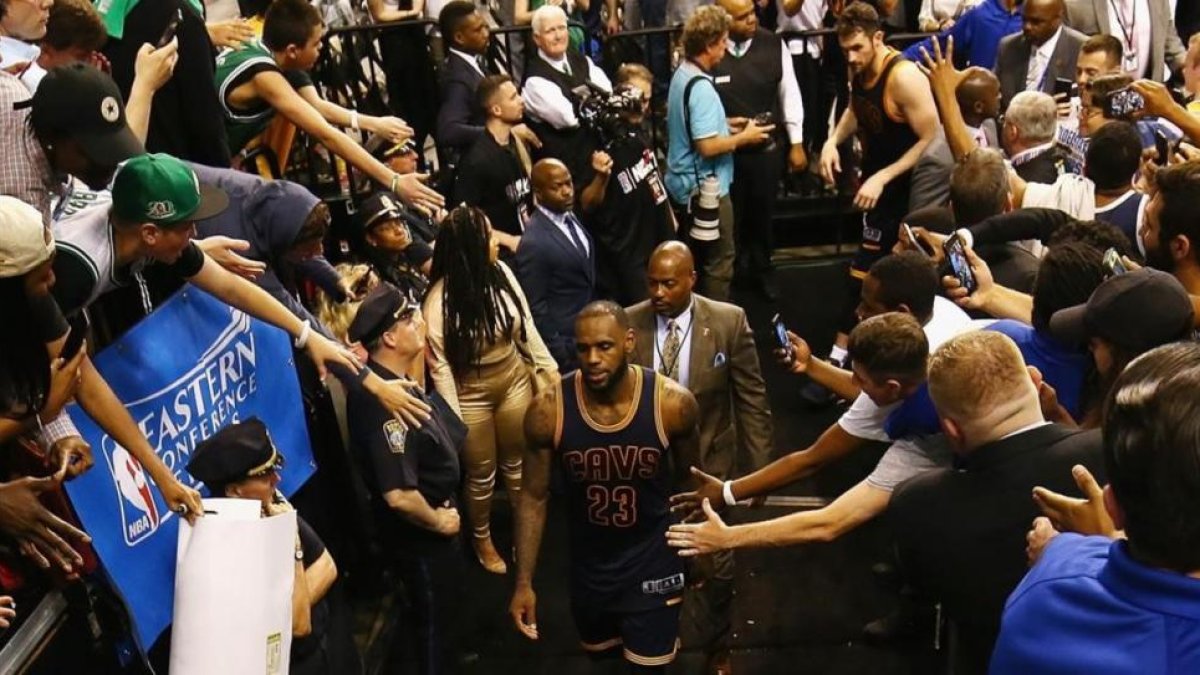 Lebron James, tras derrotar los Cavaliers a los Celtics.-AFP / ADAM GLANZMAN