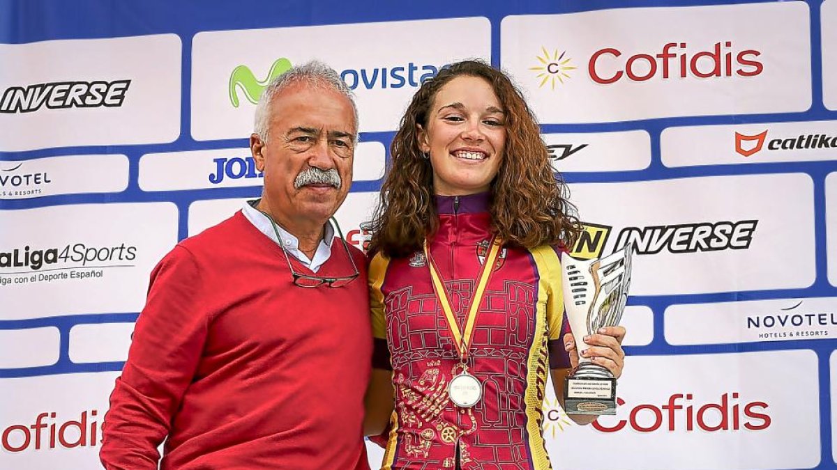 Isabel Martín, en el podio junto a Roberto Coca, presidente de la Territorial.-MIGUEL ÁNGEL SANTOS