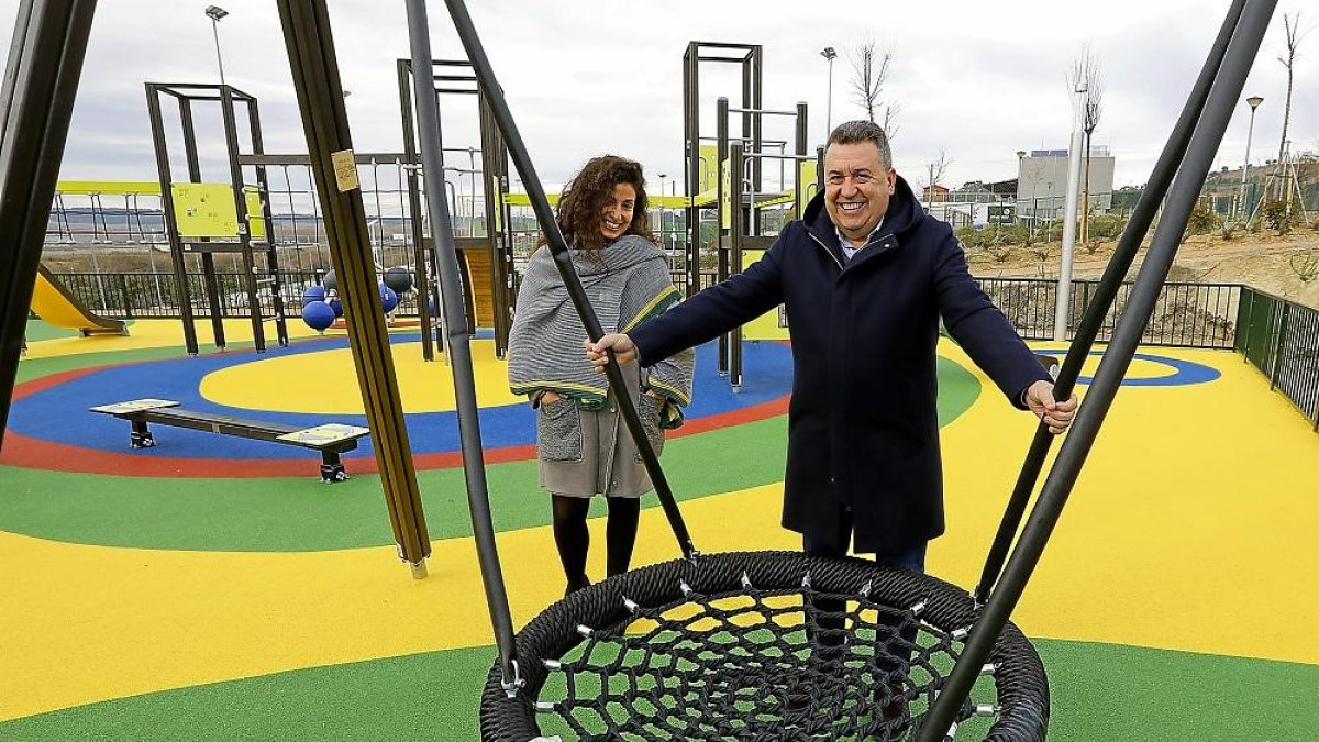 De Fuentes y Barrio en la inauguración del parque infantil de Las Lomas.-J.M. LOSTAU