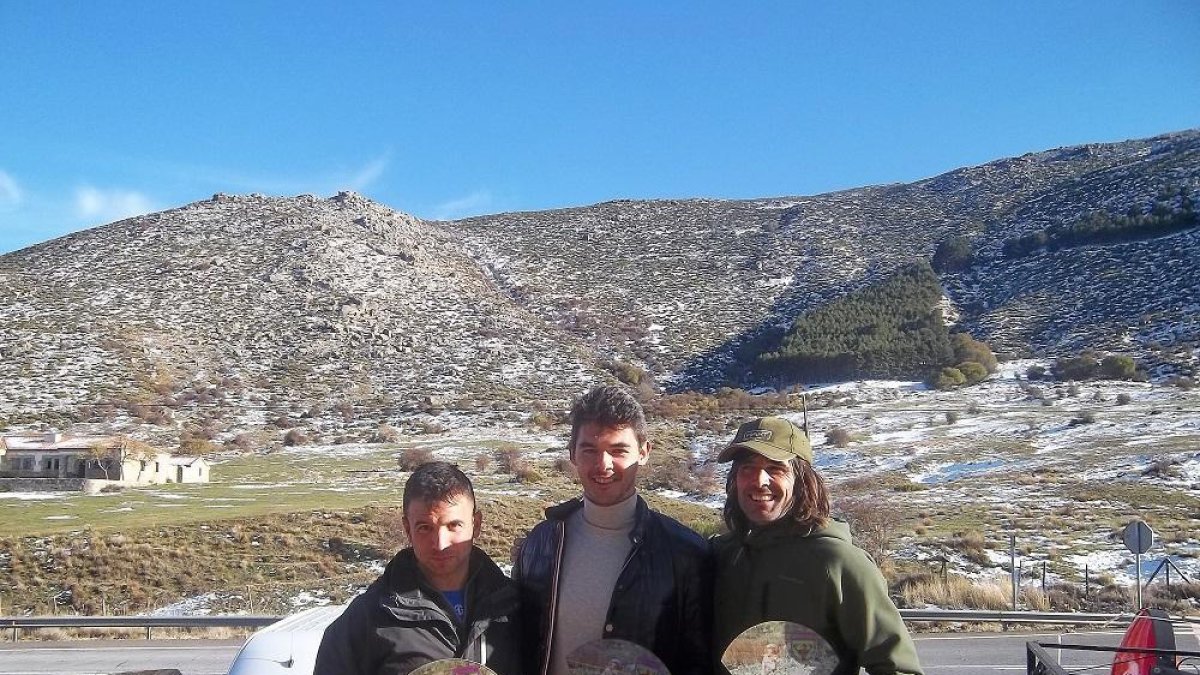 Los tres cazadores regionales clasificados para la semifinal nacional de Munera, con Víctor Pérez en el centro.-L.F.