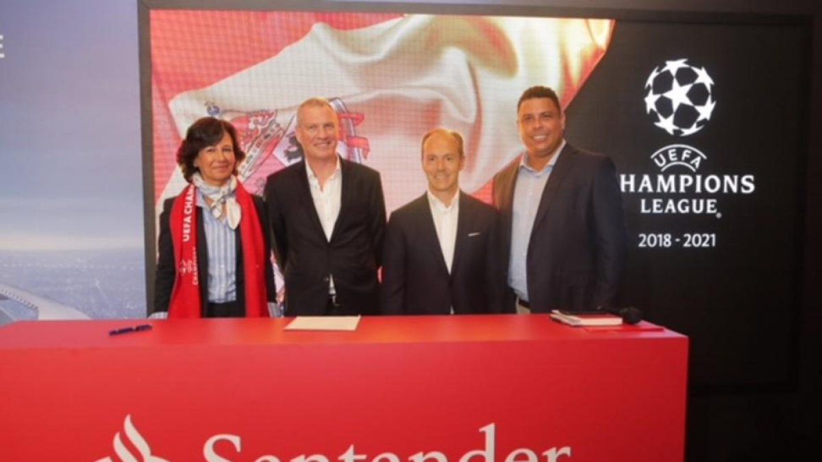 Ana Botín, presidenta del Banco Santander, junto con Guy-Laurent, director de márketing de UEFA Events, Rami Aboukhair, de Santander España, y Ronaldo Nazario.-HARA FOTOGRAFO