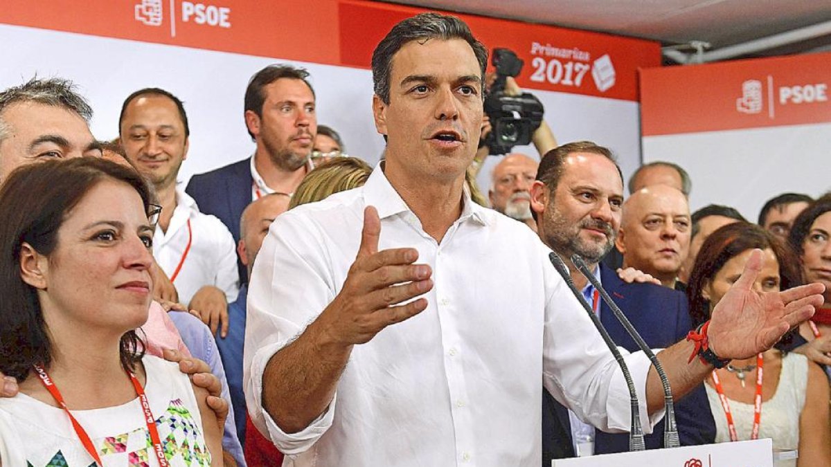 Pedro Sánchez celebra su victoria en Ferraz, con Óscar Puente justo detrás-JAVIER BARBANCHO
