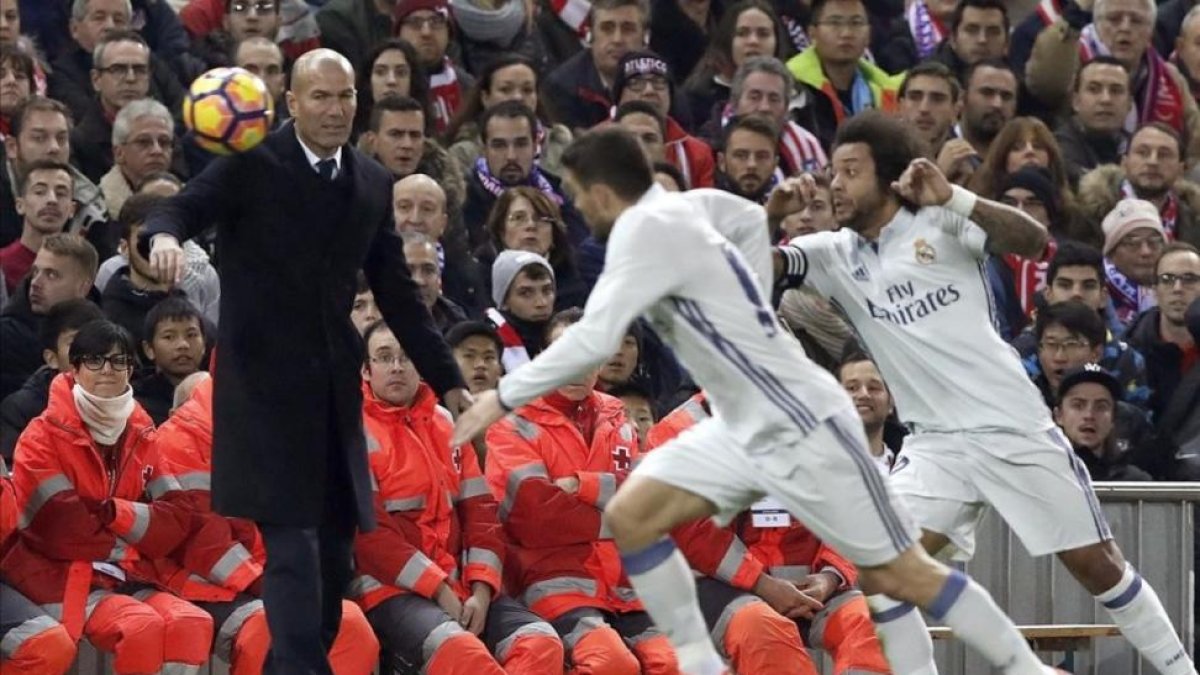 Zidane, Kovacic y Marcelo, durante el derbi del pasado noviembre en el Calderón.-EFE / CHEMA MOYA