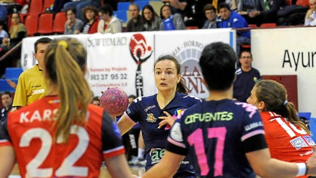 Imagen del último duelo jugado entre vallisoletanas y malagueñas.-M. FERNÁNDEZ