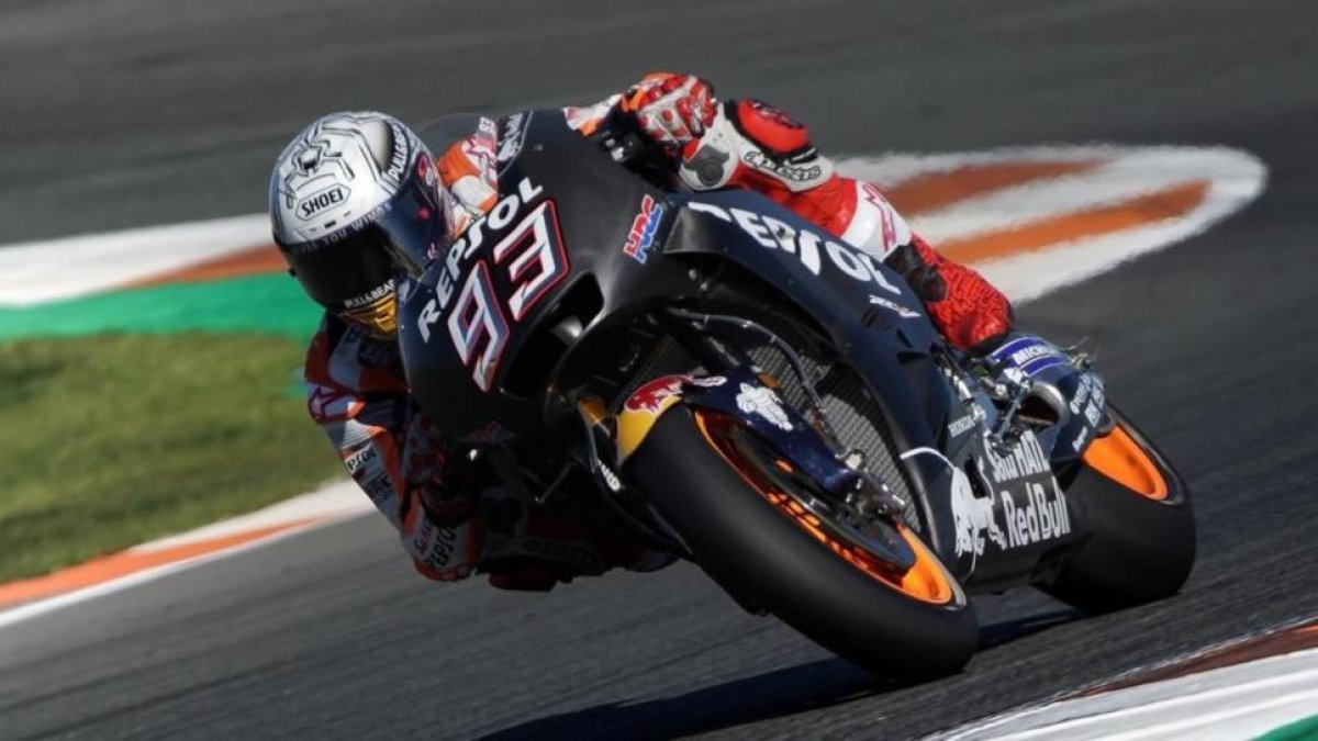 Marc Márquez ha probado hoy, en Cheste (Valencia), el primer prototipo de su moto de 2018 de Honda.-ALEJANDRO CERESUELA