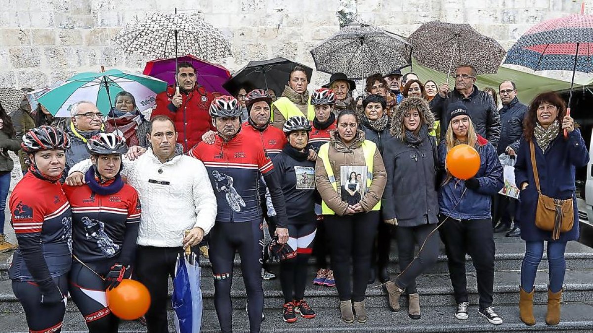 Familiares de víctimas de accidentes en la carretera se concentran para homenajearles.-J.M.LOSTAU