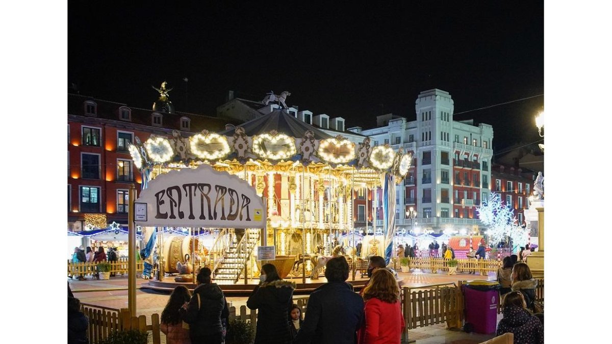 El carrusel de la Plaza Mayor iluminado. J. M. Lostau
