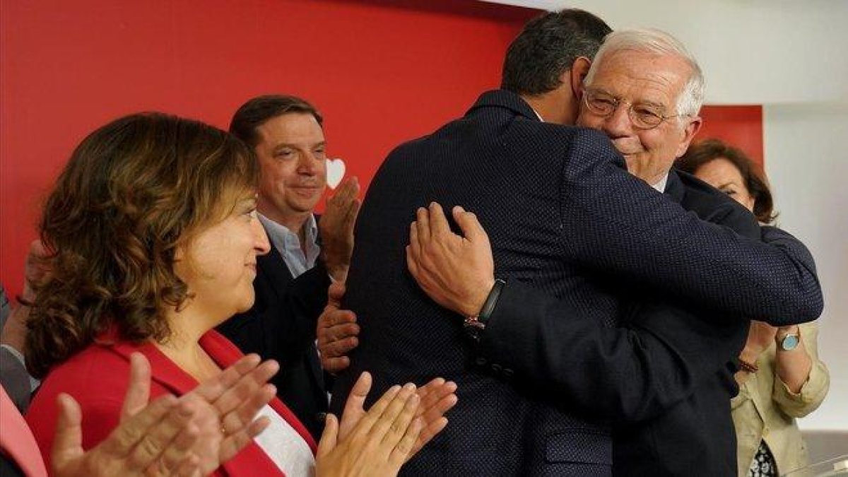 Pedro Sánchez se abraza a Josep Borrell celebrando los resultados electorales en Europa.-JOSE LUIS ROCA