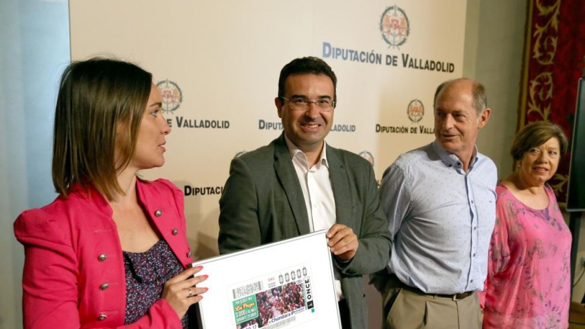 Autoridades posan con el boleto de la ONCE conmemorativo del Chúndara.-ICAL
