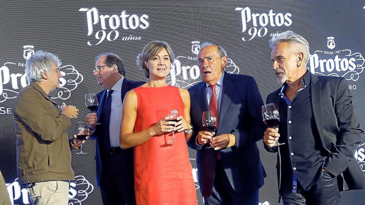 Juan Luis Arsuaga, Juan Vicente Herrera, Isabel García Tejerina, Edmundo Bayón y Víctor Ullate ayer, en Bodegas Protos de Peñafiel.-J.M. LOSTAU