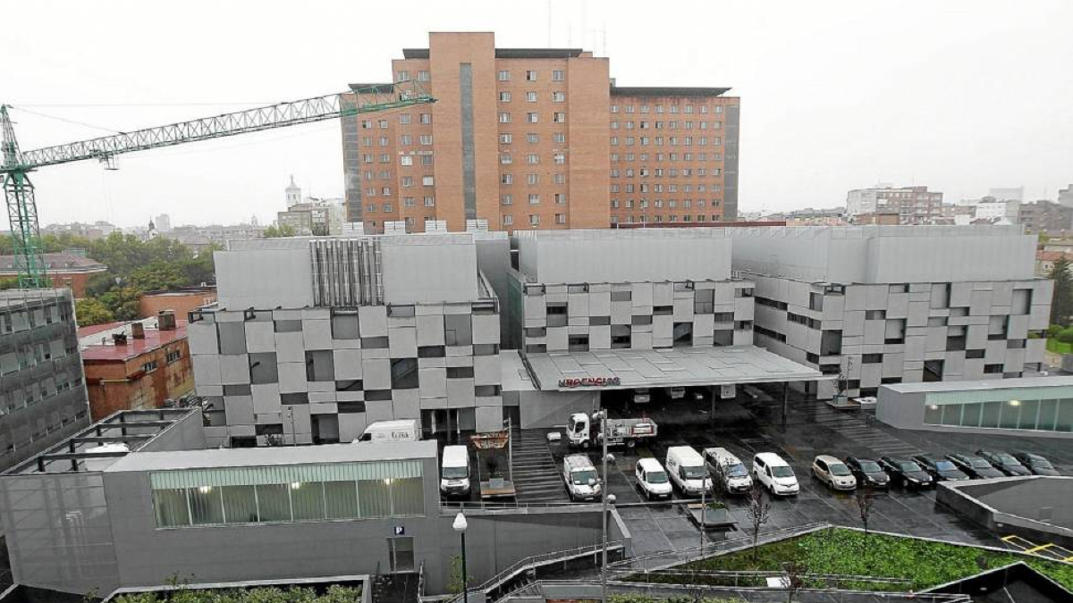 Vista de la fachada del bloque de Urgencias en el Hospital Clínico de Valladolid. 