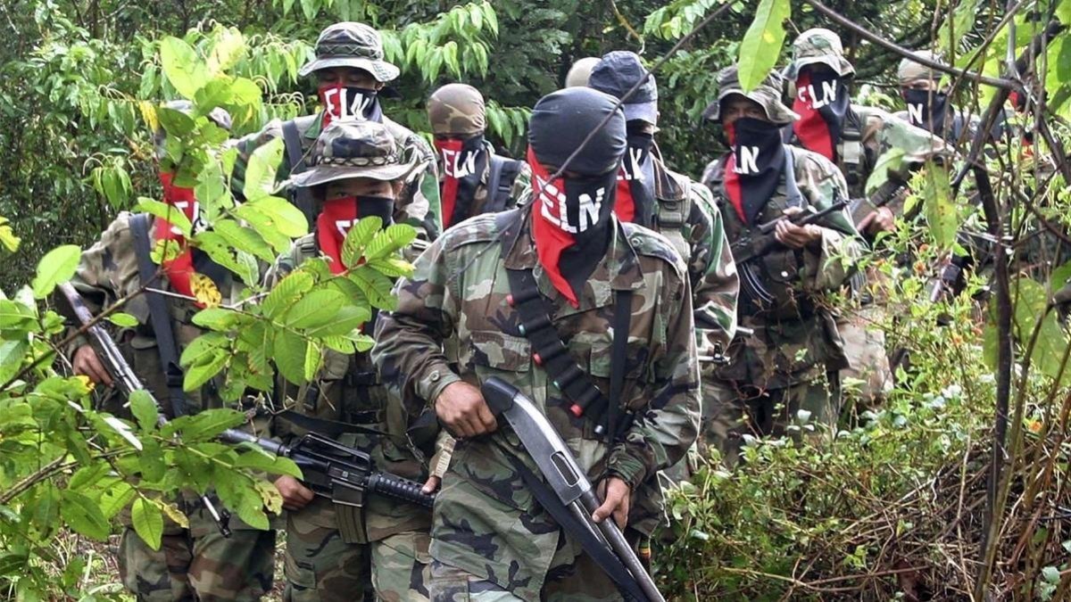 Una columna de guerrilleros del ELN en la selva de Antioquia en una fotografía del 2004-ALBERTO LOPERA (ELN)