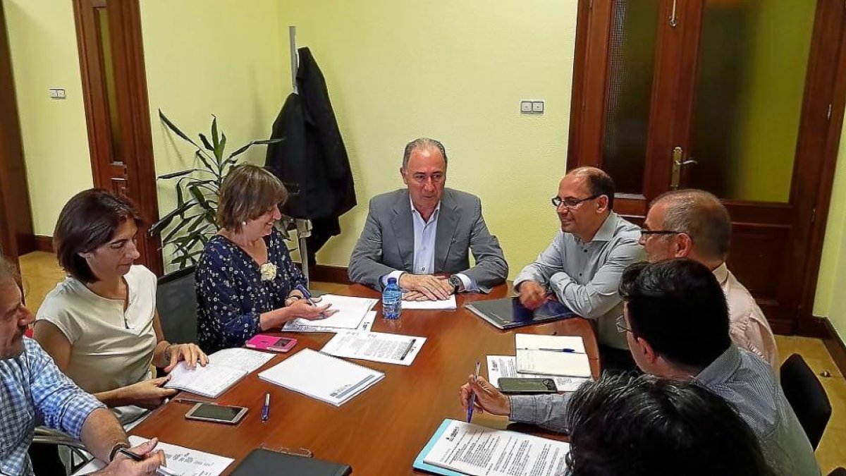 Los concejales Antonio Gato y Luis Vélez en la presentación del proyecto.-E. M.