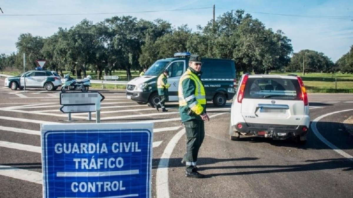 La Guardia Civil durante un control en la carreteras.-EUROPA PRESS