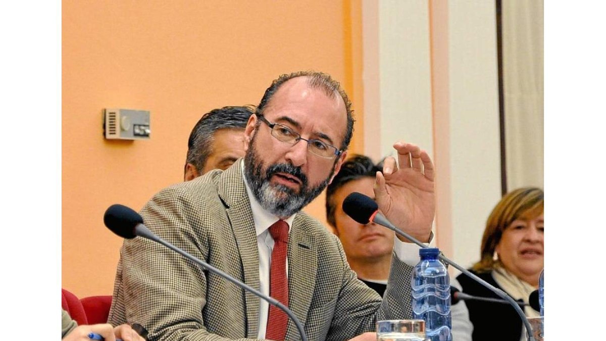 El concejal de Urbanismo, Germán Sáez Crespo, interviene en un Pleno-Santiago G. Del Campo