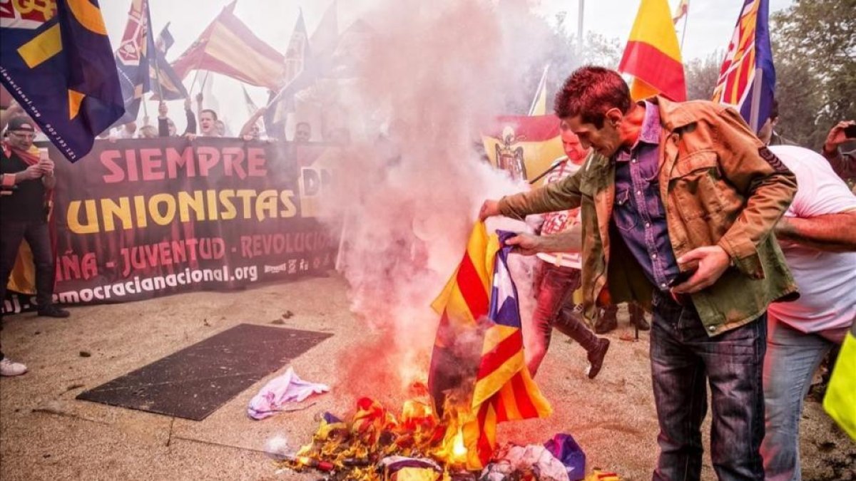 Una imagen de la concentración ultra del Doce de Octubre del 2016, en Barcelona, en la que se quemaron banderas independentistas.-/ JOAN CORTADELLAS