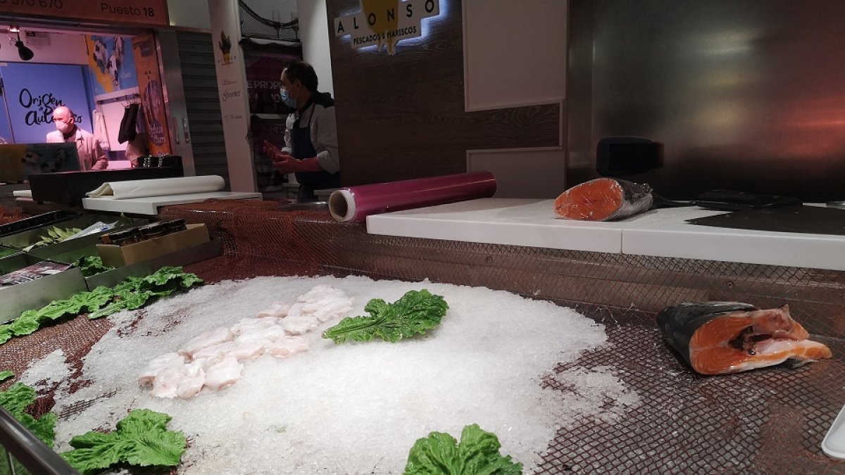 La pescadería Alonso del Mercado del Val casi vacía.- E. M